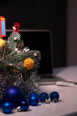 Yeni yıl dekorasyonlarına yakın siyah ekranlı ve kredi kartlı bir laptop. Noel alışveriş teması. şablon