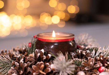  Yeni yıl oyuncakları ve içinde mum olan ağaç dalından yapılmış Noel süsü.