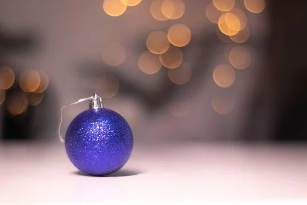 Μπλε χριστουγεννιάτικο παιχνίδι μπάλα σε ένα φόντο του χρυσού bokeh. θέμα νέου έτους — Φωτογραφία Αρχείου