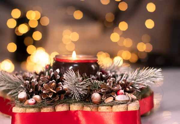 Vánoční výzdoba ve tvaru hvězdy z větve stromu s novoroční hračkou a svíčkou — Stock fotografie