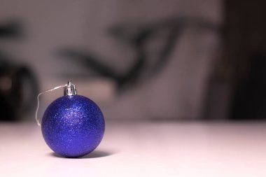 Altın bokeh 'in arka planında mavi Noel oyuncağı. yeni yıl teması