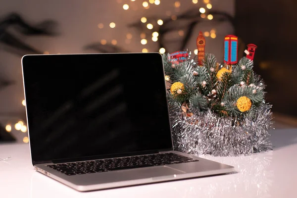 Laptop z czarnym ekranem w pobliżu dekoracji Nowego Roku. Temat świąt. wzór — Zdjęcie stockowe