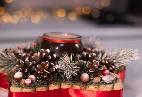 Decorazione natalizia a forma di stella fatta di ramo d'albero con nuovi giocattoli anni su di esso e una candela in esso — Foto Stock