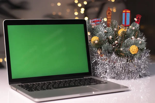 Laptop com tela verde - chromakey perto de decorações de Ano Novo. Tema do Natal. Modelo — Fotografia de Stock