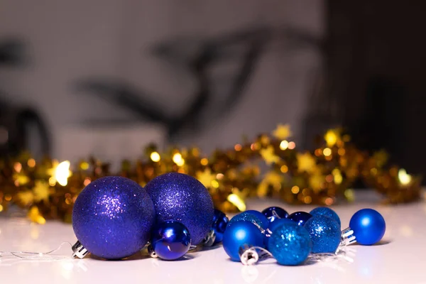 Μπλε χριστουγεννιάτικα παιχνίδια μπάλα σε ένα φόντο του χρυσού bokeh. θέμα νέου έτους — Φωτογραφία Αρχείου