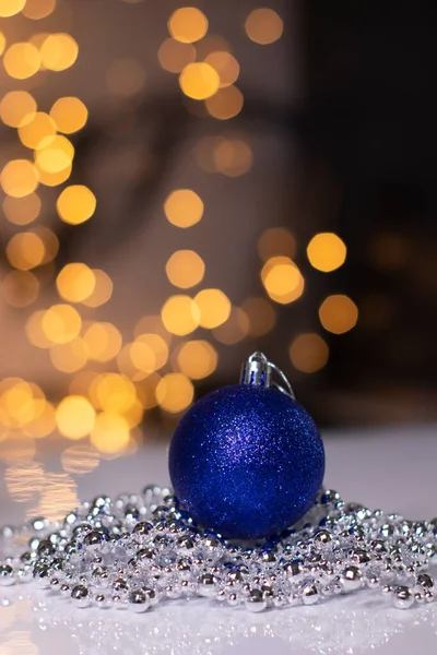 Blaues Weihnachtskugelspielzeug auf einem Hintergrund aus goldenem Bokeh. Jahresthema — Stockfoto