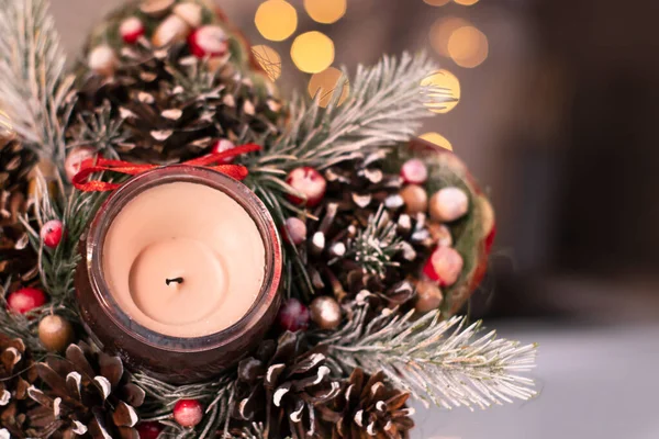 Kerstdecor stervormig gemaakt van boomtak met nieuwjaarsspeelgoed en een kaars erin — Stockfoto