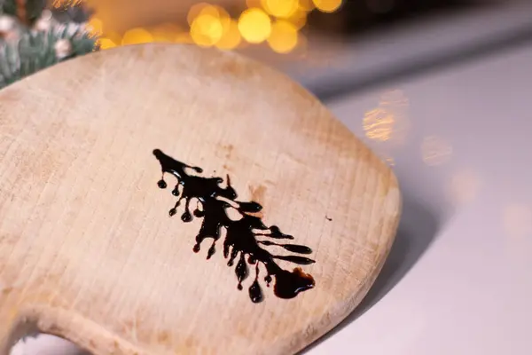 Kerstboom gemaakt van chocolade op een houten plank — Stockfoto