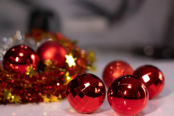 Brinquedo bola de Natal vermelho em um fundo de bokeh dourado. tema de ano novo — Fotografia de Stock