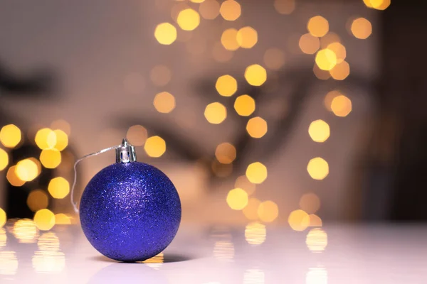 Blaues Weihnachtskugelspielzeug auf einem Hintergrund aus goldenem Bokeh. Jahresthema — Stockfoto