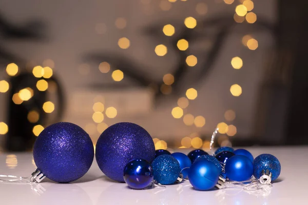 Blaue Weihnachtskugel Spielzeug auf einem Hintergrund aus goldenem Bokeh. Jahresthema — Stockfoto