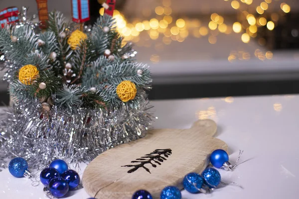 Julgran gjord av choklad på en träskiva bredvid nyår dekorationer — Stockfoto