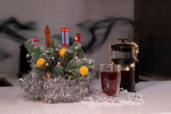 Fransk press och te i dubbelbotten glas nära nyår dekorationer. Jultema — Stockfoto