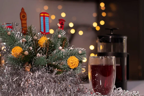 Franse pers en thee in dubbel glas in de buurt van Nieuwjaar decoraties. Kerstthema — Stockfoto