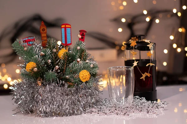 Franse pers en thee in dubbel glas in de buurt van Nieuwjaar decoraties. Kerstthema — Stockfoto