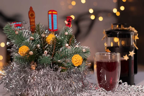Imprensa francesa e chá em vidro de fundo duplo perto de decorações de Ano Novo. Tema de Natal — Fotografia de Stock