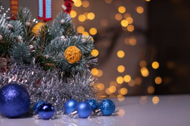 Noel dekoru. Ağaç dalı ve yeni yıl oyuncakları, hasır toplar ve süsler. Şablon kartı ve Boşluğu Kopyala