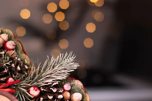 Kerstdecor: boomtak, nieuwjaarsspeelgoed, knutselen. Template kaart. Kopieerruimte — Stockfoto