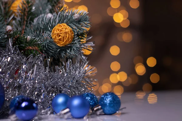 Decoración de Navidad. rama de árbol y juguetes de año nuevo, pelotas de mimbre y oropel. Tarjeta de plantilla y espacio de copia — Foto de Stock