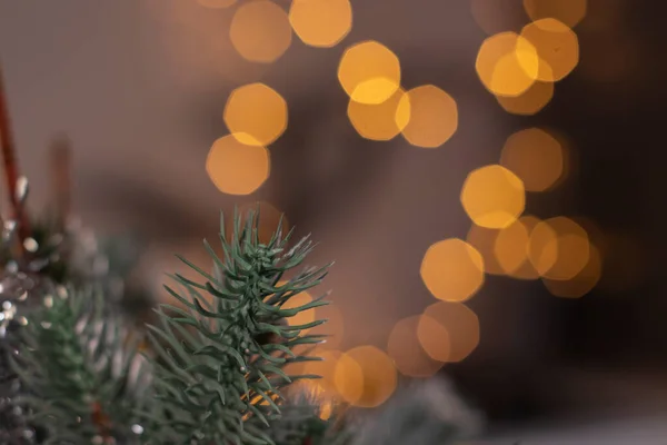 Vánoční výzdoba: větev stromu, nové roky hračky, tinkel. Šablonová karta. Kopírovat prostor — Stock fotografie