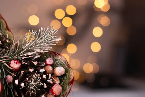Vánoční výzdoba: větev stromu, nové roky hračky, tinkel. Šablonová karta. Kopírovat prostor — Stock fotografie