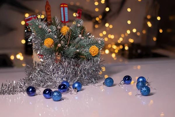 Рождественский декор. ветки деревьев и новогодние игрушки, плетеные шарики и мишура. Карточка шаблона и пространство для копирования — стоковое фото