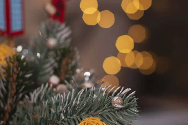 Kerstdecor. boom tak en nieuwjaar speelgoed, rieten ballen en knutselen. Sjabloonkaart en kopieerruimte — Stockfoto