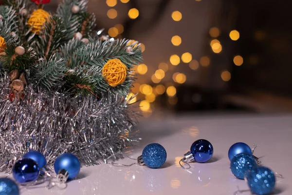 Decoración de Navidad. rama de árbol y juguetes de año nuevo, pelotas de mimbre y oropel. Tarjeta de plantilla y espacio de copia — Foto de Stock