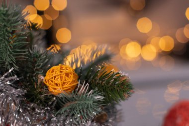 Noel dekoru. Ağaç dalı ve yeni yıl oyuncakları, hasır toplar ve süsler. Şablon kartı ve Boşluğu Kopyala