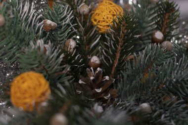 Noel dekoru. Ağaç dalı ve yeni yıl oyuncakları, hasır toplar ve süsler. Şablon kartı ve Boşluğu Kopyala