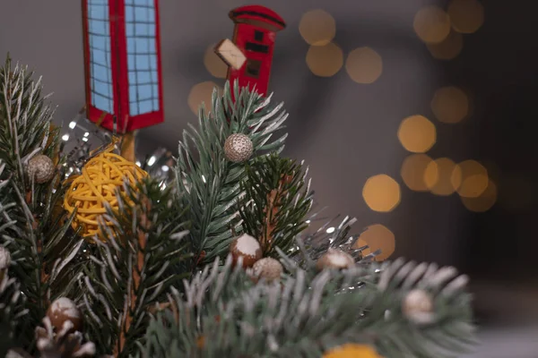 Kerstdecor. boom tak en nieuwjaar speelgoed, rieten ballen en knutselen. Sjabloonkaart en kopieerruimte — Stockfoto
