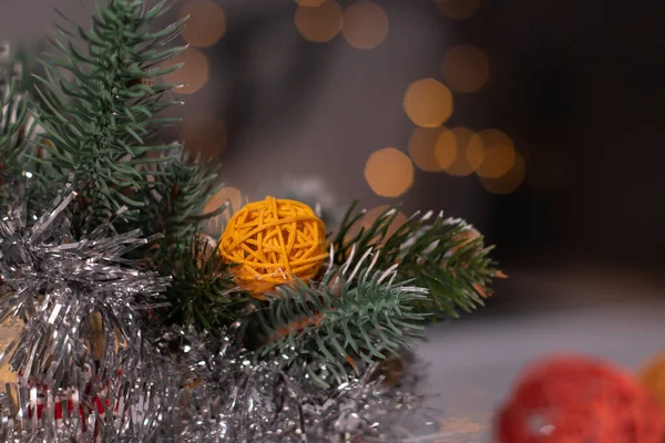 Vánoční výzdoba. větve stromu a nové roky hračky, proutěné koule a tinkel. Šablonová karta a místo pro kopírování — Stock fotografie