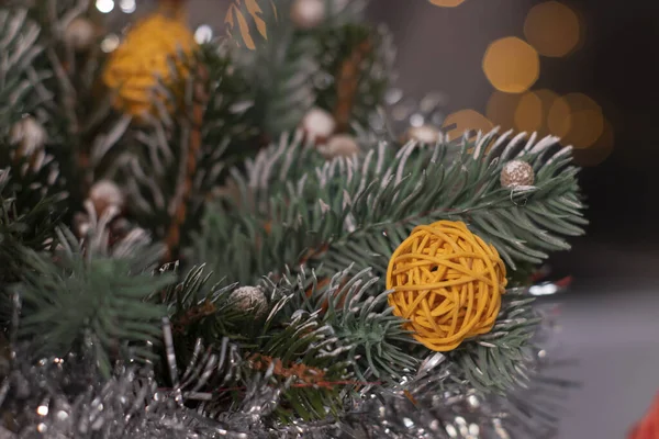 Decoración de Navidad. rama de árbol y juguetes de año nuevo, pelotas de mimbre y oropel. Tarjeta de plantilla y espacio de copia — Foto de Stock