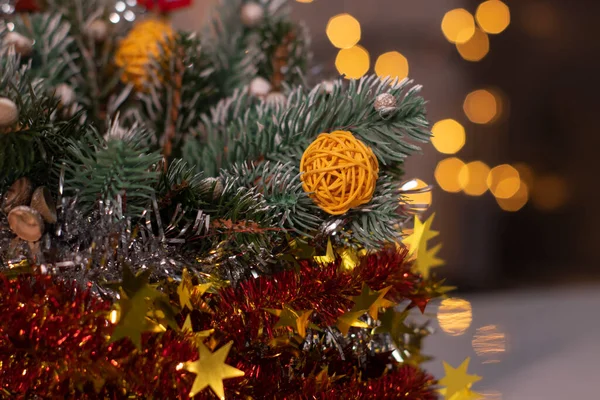 Decoración de Navidad. rama de árbol y juguetes de año nuevo, pelotas de mimbre y oropel. Tarjeta de plantilla y espacio de copia — Foto de Stock