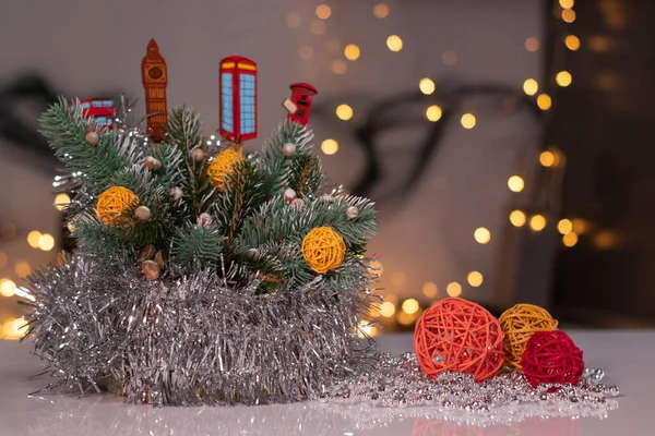 Decoración de Navidad. rama de árbol y juguetes de año nuevo, pelotas de mimbre y oropel. Tarjeta de plantilla y espacio de copia —  Fotos de Stock