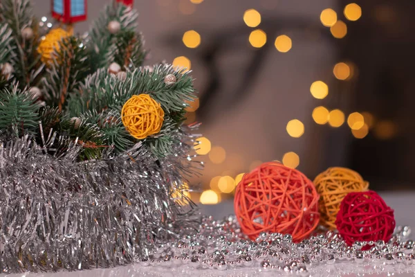 Kerstdecor. boom tak en nieuwjaar speelgoed, rieten ballen en knutselen. Sjabloonkaart en kopieerruimte — Stockfoto