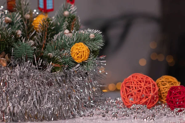 Julinredning. Träd gren och nyår leksaker, korgbollar och tinsel. Mall kort och Kopiera utrymme — Stockfoto