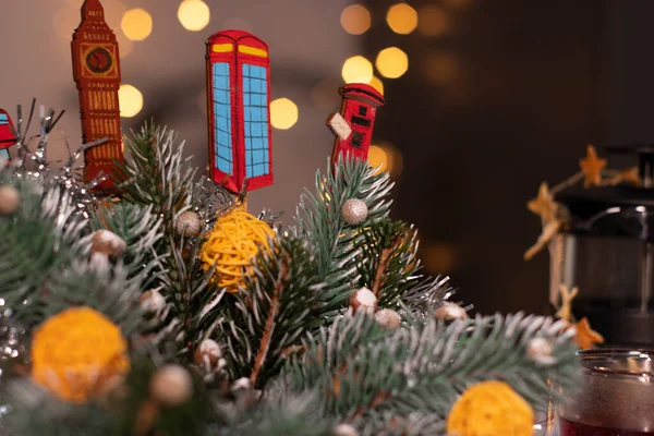 Julinredning. Träd gren och nyår leksaker, korgbollar och tinsel. Mall kort och Kopiera utrymme — Stockfoto