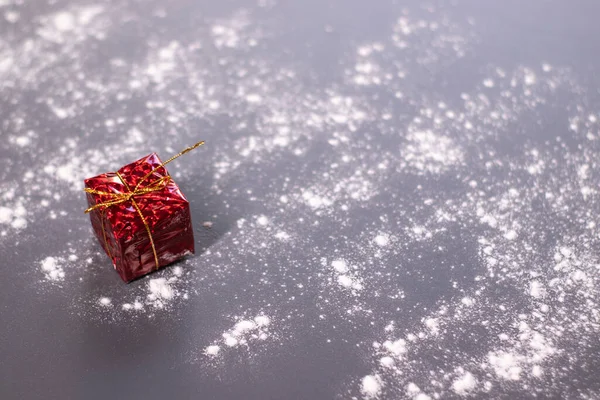 Addobbi natalizi nella neve - regalo. L'umore di Natale — Foto Stock