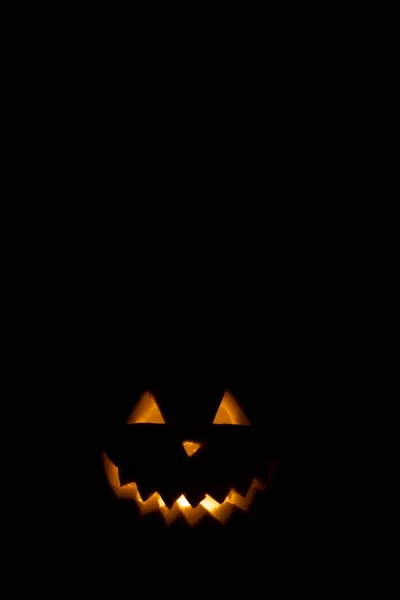 Calabaza de Halloween en la oscuridad con vela encendida en el interior. tema de terror y Halloween —  Fotos de Stock