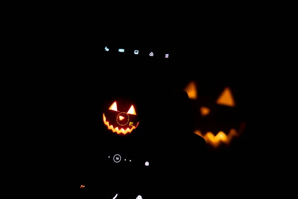 Halloween-Kürbis im Dunkeln mit brennender Kerze im Inneren. Horror-Thema und Halloween — Stockfoto