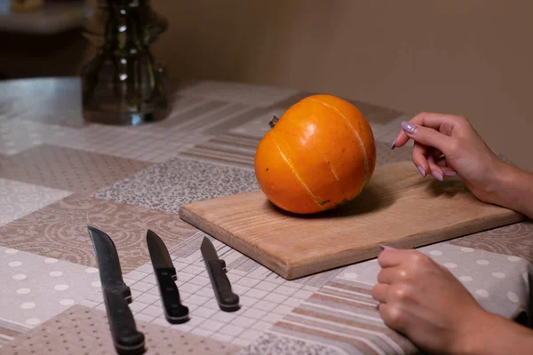 Processen för att göra en Halloween pumpa. skräcktema och halloween — Stockfoto