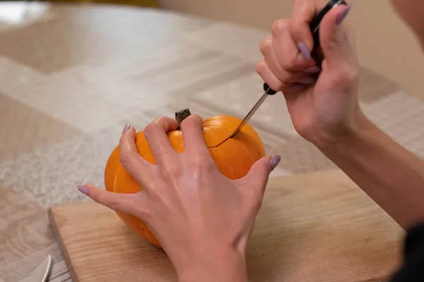 Le processus de fabrication d'une citrouille d'Halloween. thème de l'horreur et Halloween — Photo