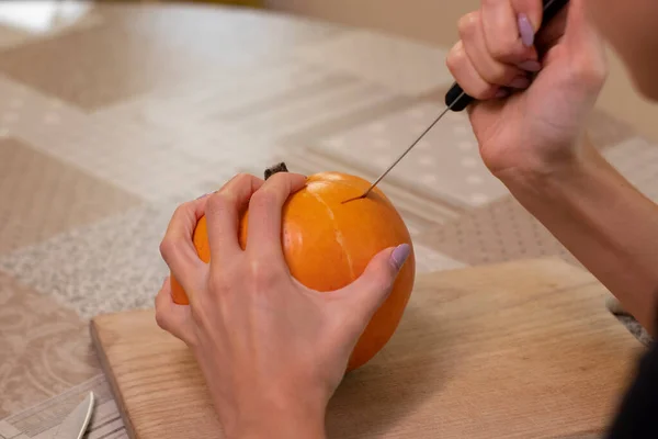 Le processus de fabrication d'une citrouille d'Halloween. thème de l'horreur et Halloween — Photo