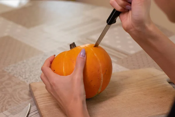 Le processus de fabrication d'une citrouille d'Halloween. thème de l'horreur et Halloween — Photo