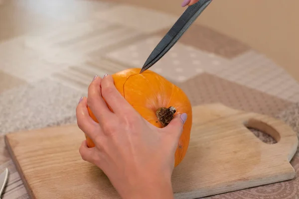 El proceso de hacer una calabaza de Halloween. tema de terror y Halloween — Foto de Stock