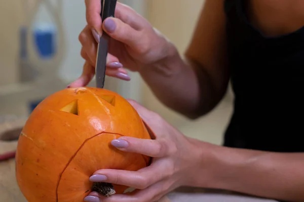 Le processus de fabrication d'une citrouille d'Halloween. en coupant la bouche. thème de l'horreur et Halloween — Photo