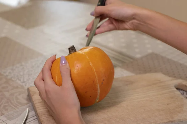 Processen för att göra en Halloween pumpa. skräcktema och halloween — Stockfoto