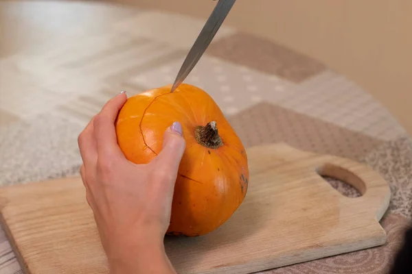 El proceso de hacer una calabaza de Halloween. tema de terror y Halloween —  Fotos de Stock