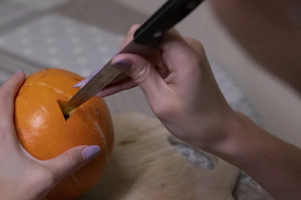Le processus de fabrication d'une citrouille d'Halloween. couper les yeux. thème de l'horreur et Halloween — Photo